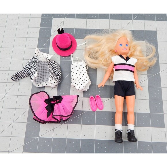 Barbie's Littlest Sister Stacie Party N Play Doll Mattel 5411 Soccer 1992 - Picture 1 of 9